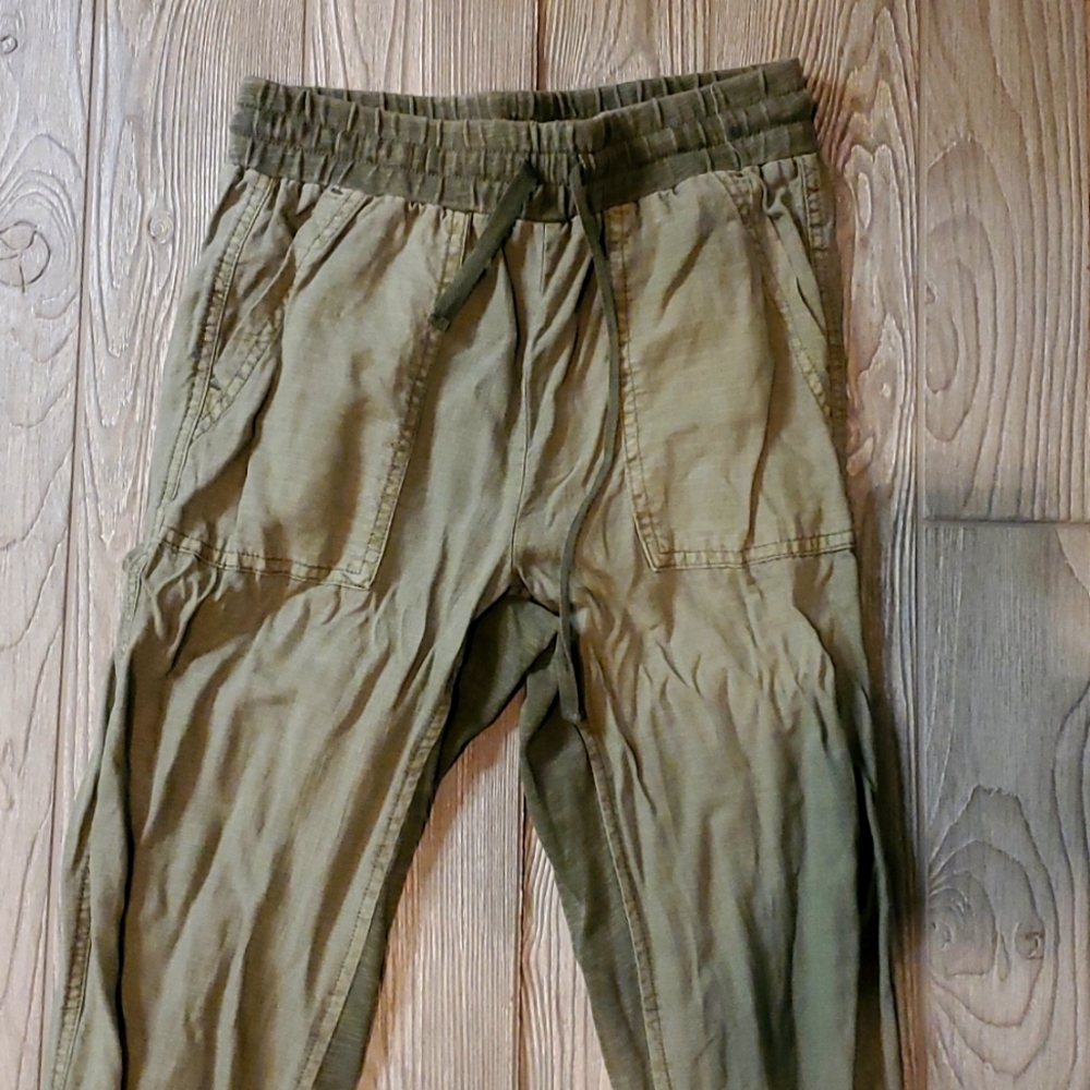 Army green cropped cargo joggers